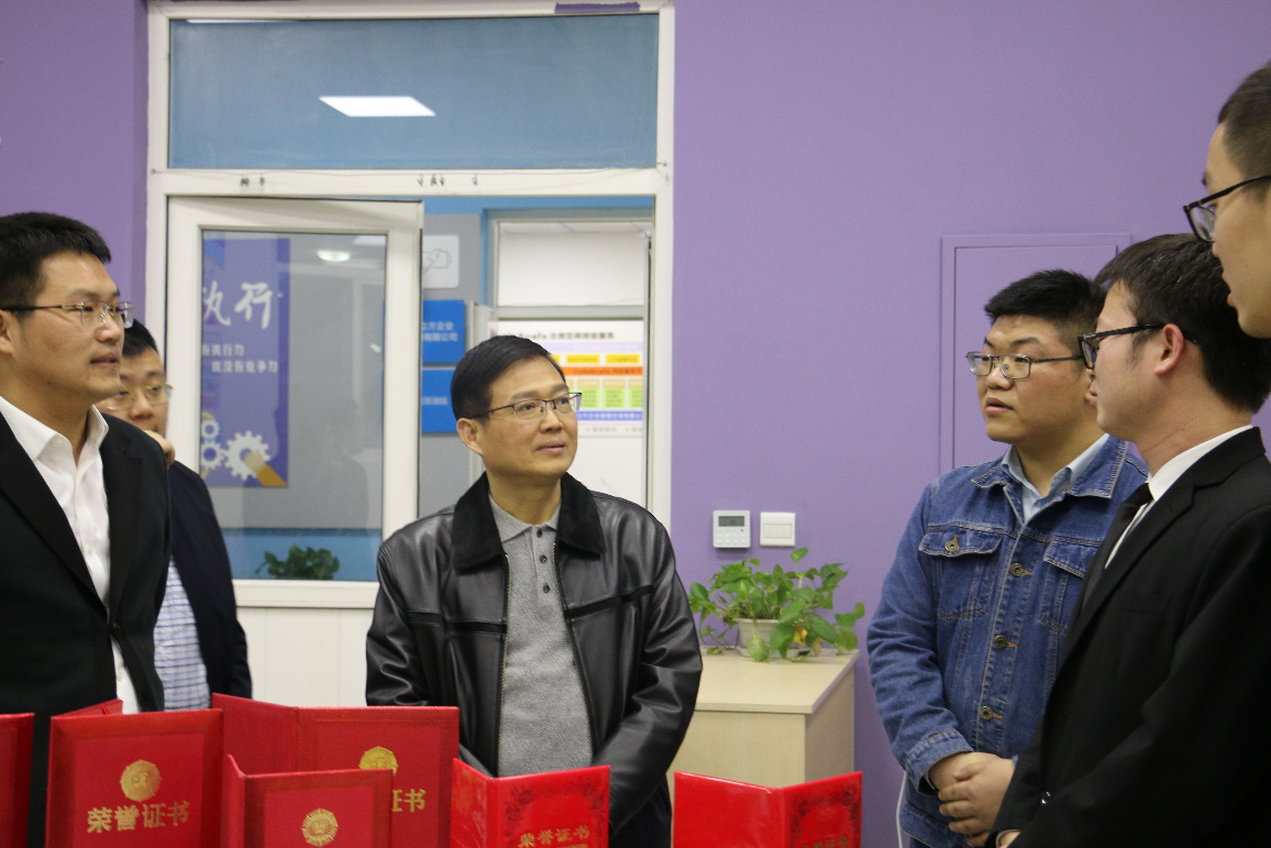 校党委副书记孙冰红与已入驻项目团队成员交流并了解项目进展