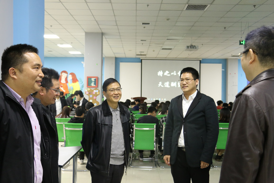 答辩评审会开始前,校党委副书记孙冰红与答辩评审专家交流